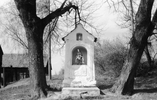  Na fot. Kapliczka, Bartołoty Wielkie